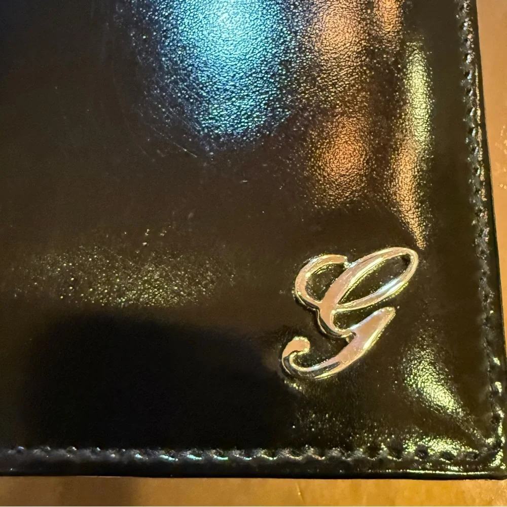 Gucci Men’s Black Leather Bi Fold Wallet Silver tone G Logo
